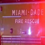 Los bomberos arribaron a la escena. (Captura de pantalla © AmericaTeVe Miami-youTube)