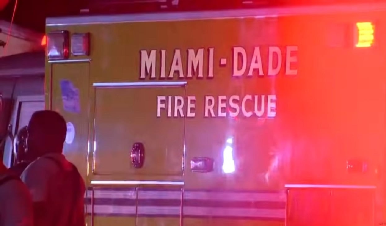 Los bomberos arribaron a la escena. (Captura de pantalla © AmericaTeVe Miami-youTube)