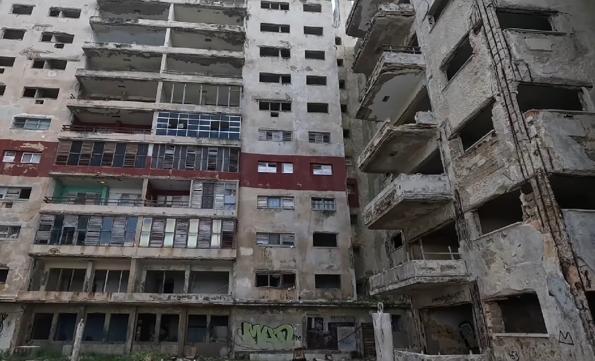 Imagen del abandonado edificio en La Habana. (Captura de pantalla © JSant TV-YouTube)