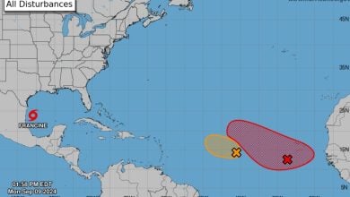 El Centro Nacional de Huracanes vigila dos potenciales depresiones tropicales. (Captura de pantalla © National Hurricane Center)