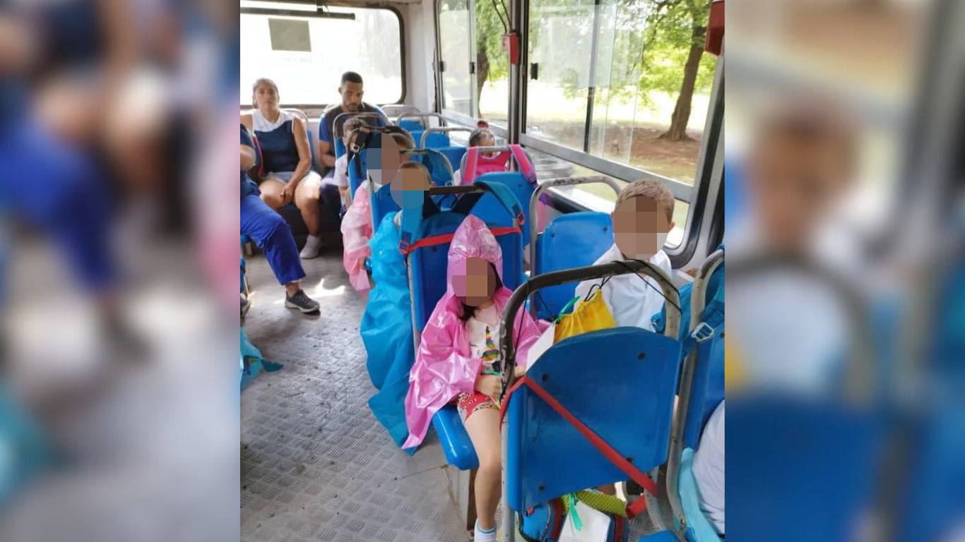 Niños autistas en La Habana terminan mojados cuando viajan en guagua escolar deteriorada