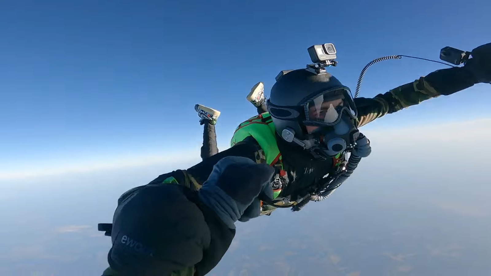 Récord mundial de salto en paracaídas Dos argentinos rompen barreras desde la estratosfera