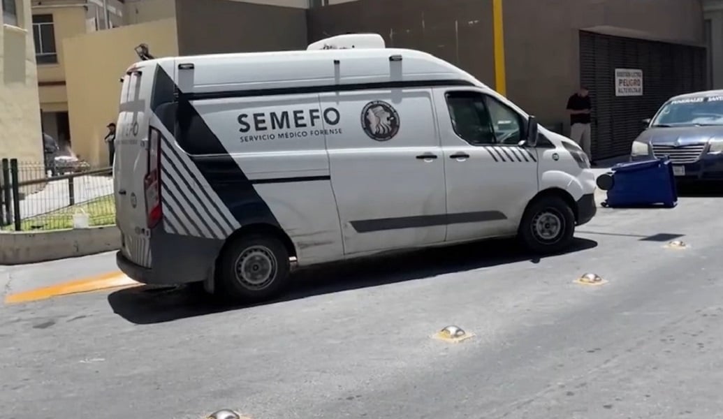 Imagen ilustrativa de un vehículo de los Servicios Médicos Forenses de México. (Captura de pantalla © Azteca Noticias-YouTube)