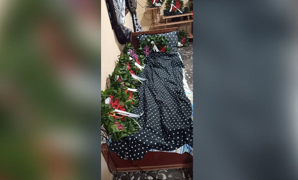 Fotografía del velorio realizado sobre una cama en Granma. (Foto © Yaimara Aguilar Zayas-Facebook)