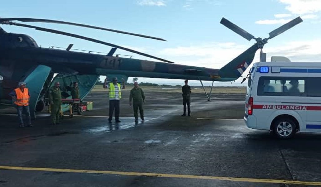 Los heridos son llevados vía aérea a Holguín. (Foto © Periódico Cubano)