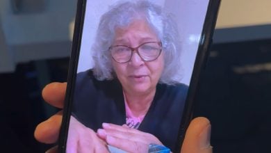 La anciana indicó que su esposo decidió permanecer en su parque de tráileres pese a las súplicas de su familia. (Captura de pantalla © Univisión Miami-Facebook)