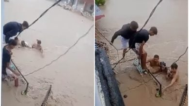 Los ancianos fueron rescatados por valientes jóvenes de la localidad. (Captura de pantalla © ViralInfluencer Suarez-Facebook)