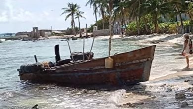 Bote usado por los balseros para llegar a Isla Mujeres. (Captura de pantalla © Noti Isla Mujeres-Facebook)