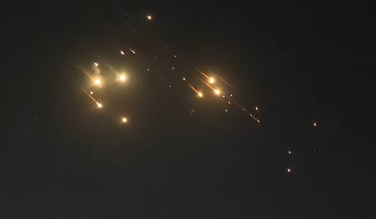 Imágenes del cielo de Israel lleno de misiles. (Captura de pantalla © Meganoticias-YouTube)