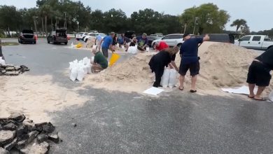 Ciudadanos de Florida preparándose para la llegada del huracán Milton. (Captura de pantalla © WRAL-YouTube)