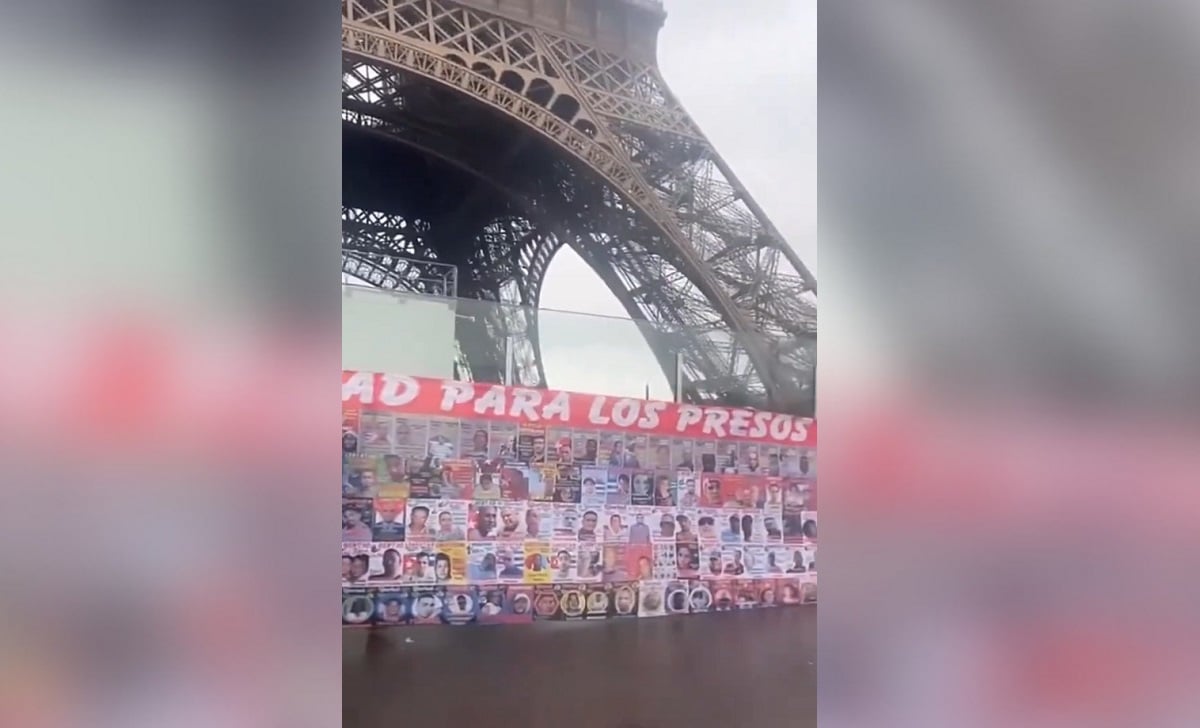 Cubanos reunidos en la base de la Torre Eiffel. (Captura de pantalla © mjorgec1994-Twitter)