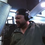 El Taiger cantando en un estudio musical. (Captura de pantalla © El Taiger-YouTube)