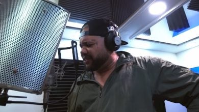 El Taiger cantando en un estudio musical. (Captura de pantalla © El Taiger-YouTube)