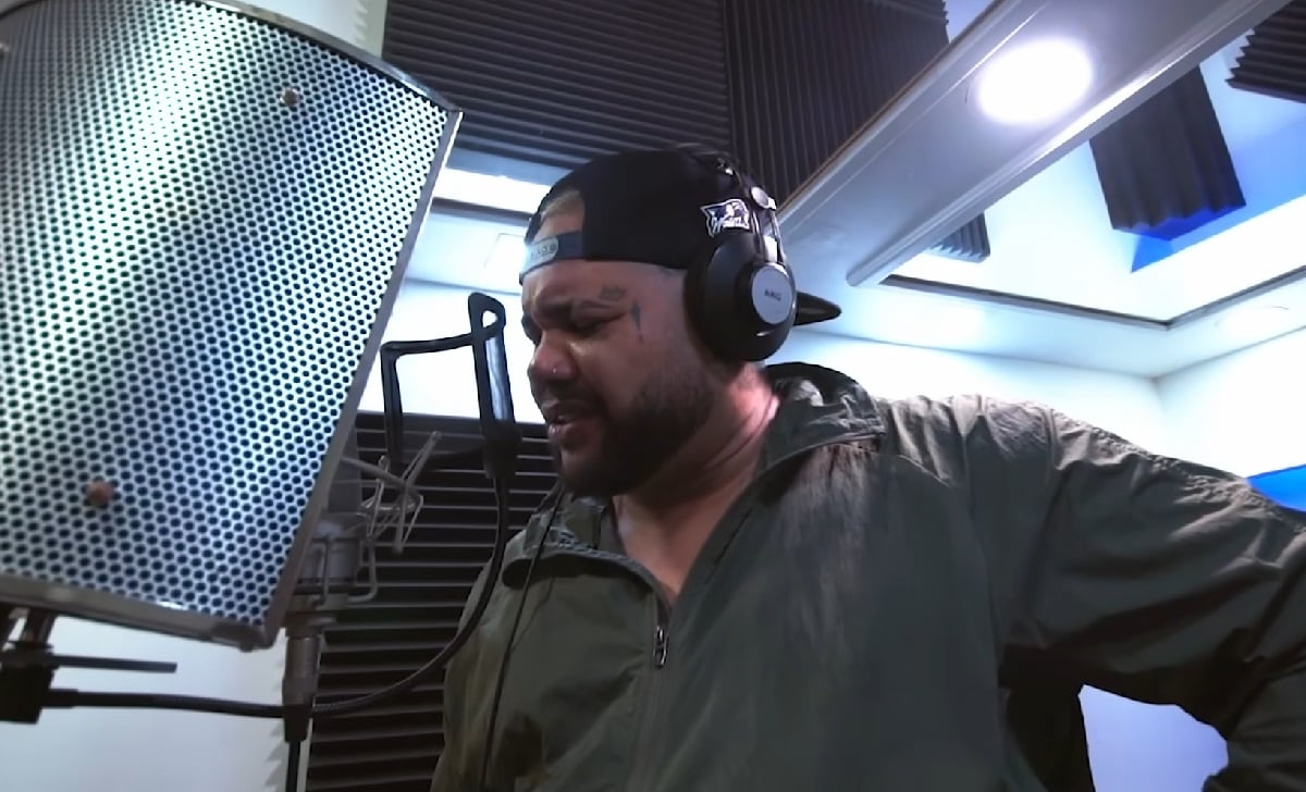 El Taiger cantando en un estudio musical. (Captura de pantalla © El Taiger-YouTube)