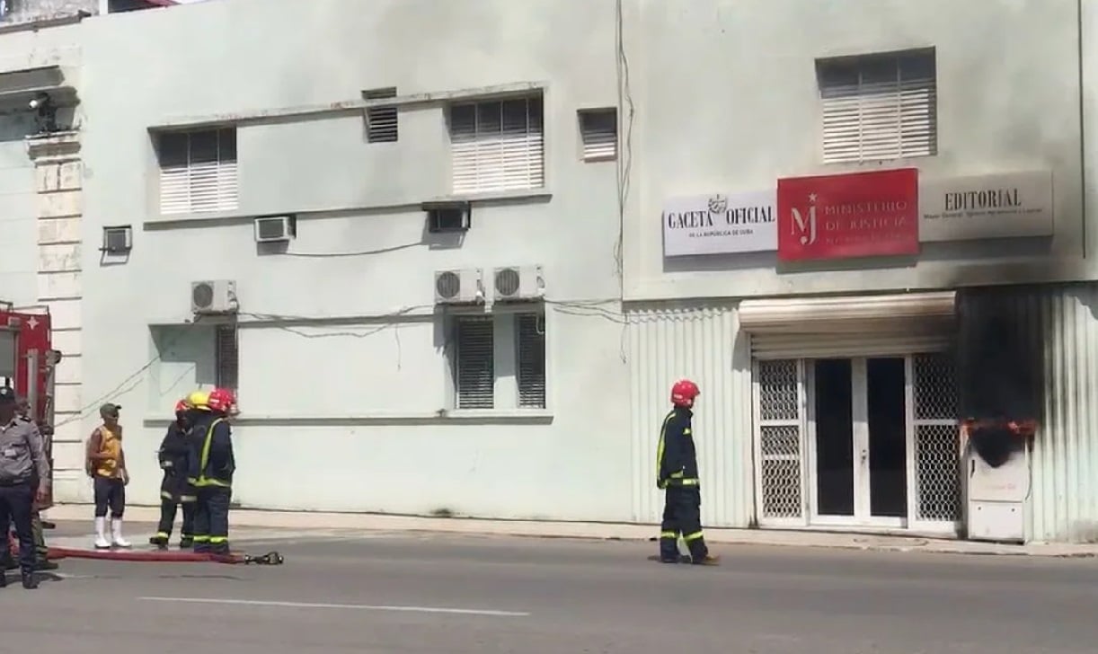 Incendio ocurrido en la sede de la Gaceta Oficial. (Captura de pantalla © CubaNet-Facebook)