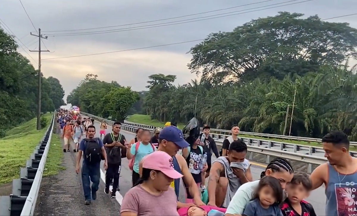 Caravana migrante camino hacia el norte de México. (Captura de pantalla © Bryan Avelar-Twitter)