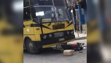 La moto terminó debajo del ómnibus. (Foto © La Tijera-Facebook)