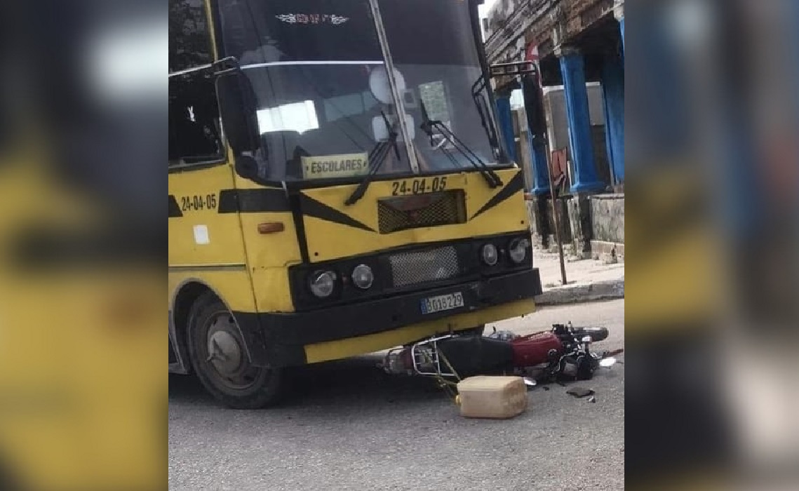 La moto terminó debajo del ómnibus. (Foto © La Tijera-Facebook)