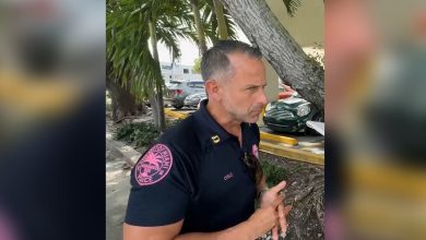 Vocero de la policía de Miami compartiendo detalles del caso. (Captura de pantalla © Martí Noticias-Facebook)