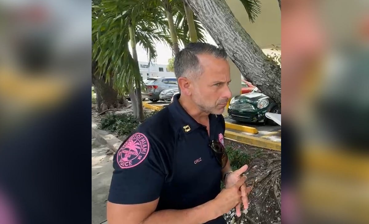 Vocero de la policía de Miami compartiendo detalles del caso. (Captura de pantalla © Martí Noticias-Facebook)