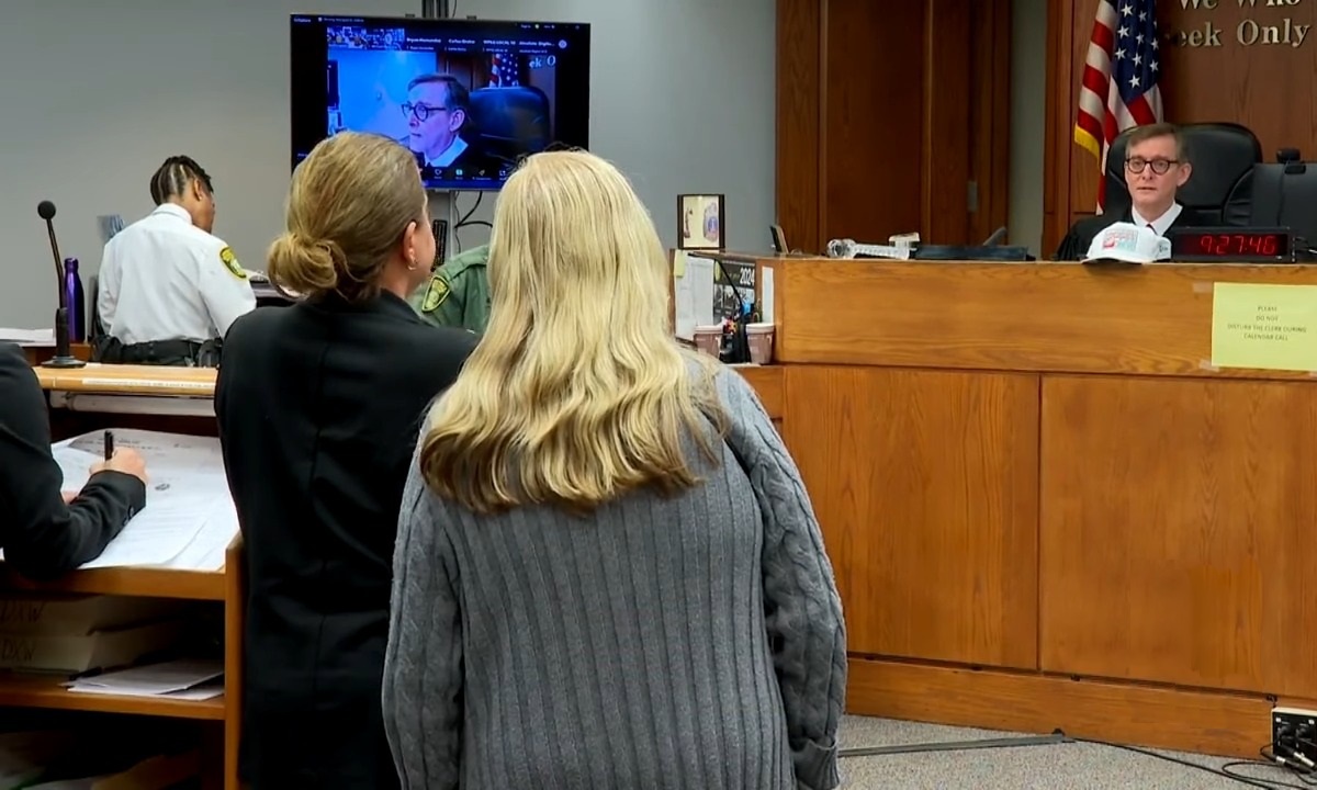 Momento en el que la mujer fue acusada formalmente de homicidio. (Captura de pantalla © AmericaTeVe Miami)