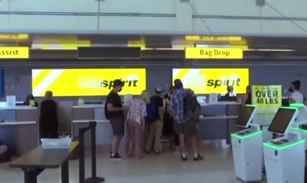 Imagen de un aeropuerto ofreciendo servicio a clientes de Spirit Airlines. (Captura de pantalla © Sky News Australia-YouTube)