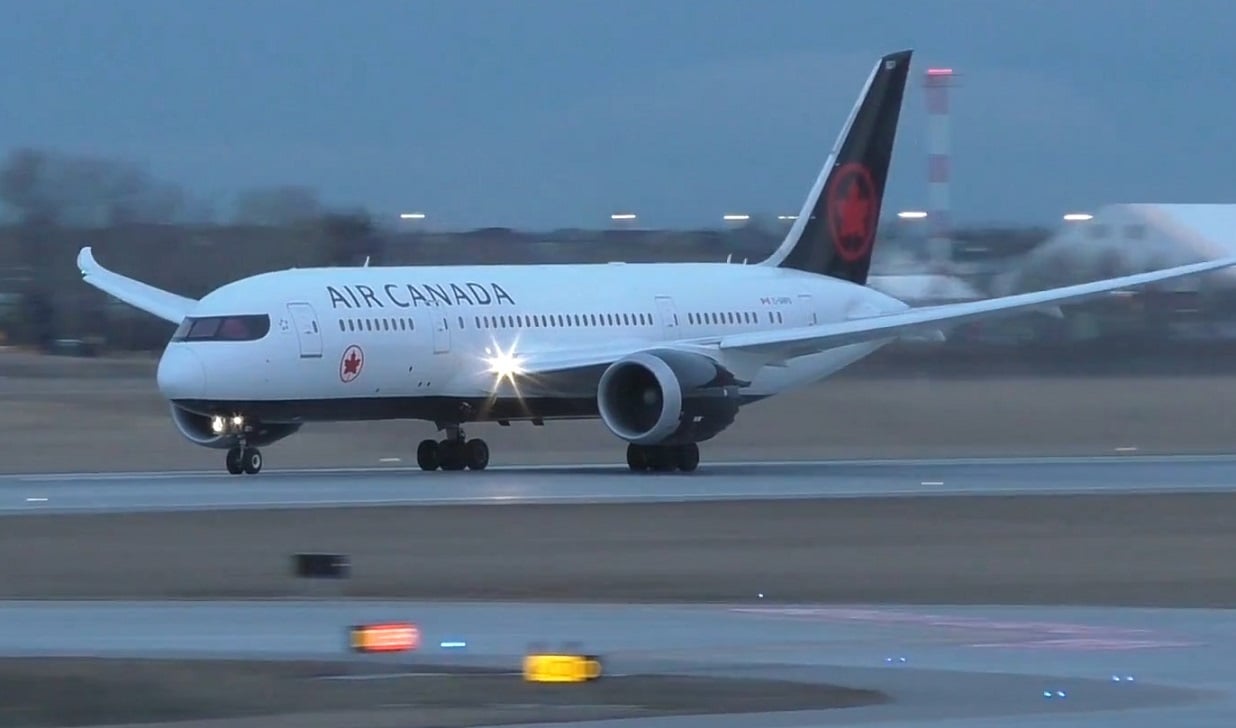 Avión de la aerolínea Air Canada. (Captura de pantalla © Alex Praglowski Aviation-YouTube)