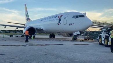 Avión de la aerolíena Cayman Airways. (Captura de pantalla © Featherway Airlines-YouTube)