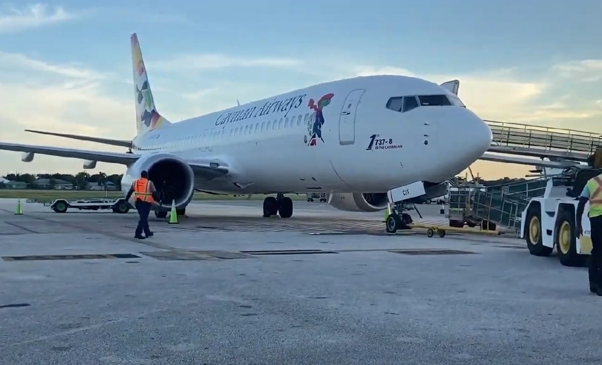 Avión de la aerolíena Cayman Airways. (Captura de pantalla © Featherway Airlines-YouTube)