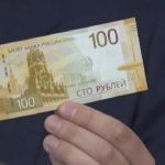 Imagen ilustrativa de un billete ruso. (Captura de pantalla © News of the World-YouTube)