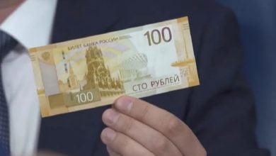 Imagen ilustrativa de un billete ruso. (Captura de pantalla © News of the World-YouTube)