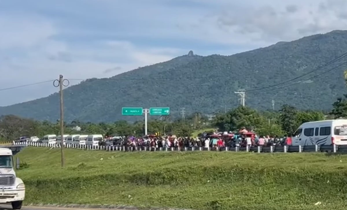 Caravana de migrantes se abre paso por México. (Captura de pantalla © Diario del Sur-Facebook)