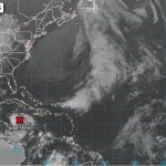 El potencial ciclón tropical número 19 de la temporada se ubica al sur de la Isla.