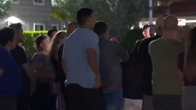 Residentes del parque protestando. (Captura de pantalla © Telemundo 51 Miami-YouTube)