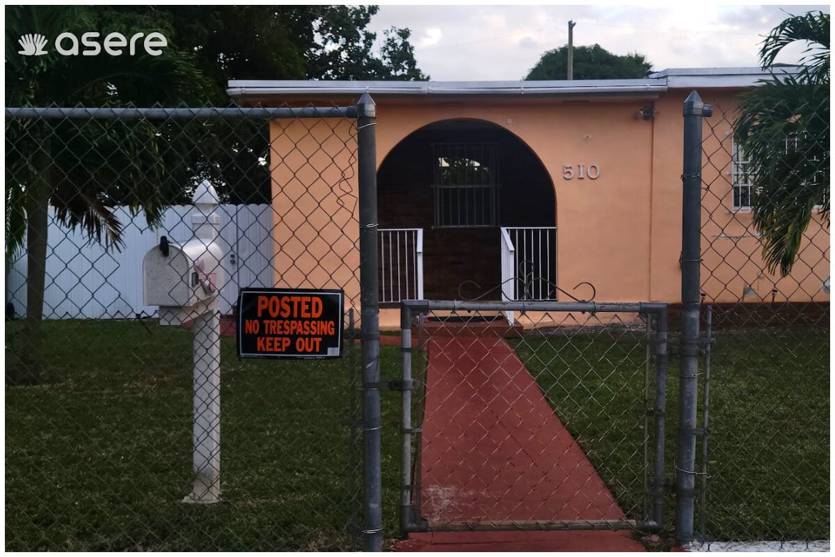 El equipo de Asere visitó la escena, en la casa de Damián Valdez en Hialeah, donde sucedió todo. (Foto © Asere Noticias)