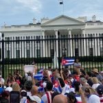 Imagen ilustrativa de cubanos reunidos en la Casa Blanca. (Foto © Asere Noticias)