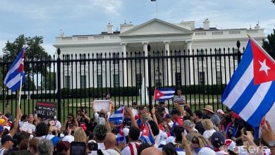 Imagen ilustrativa de cubanos reunidos en la Casa Blanca. (Foto © Asere Noticias)