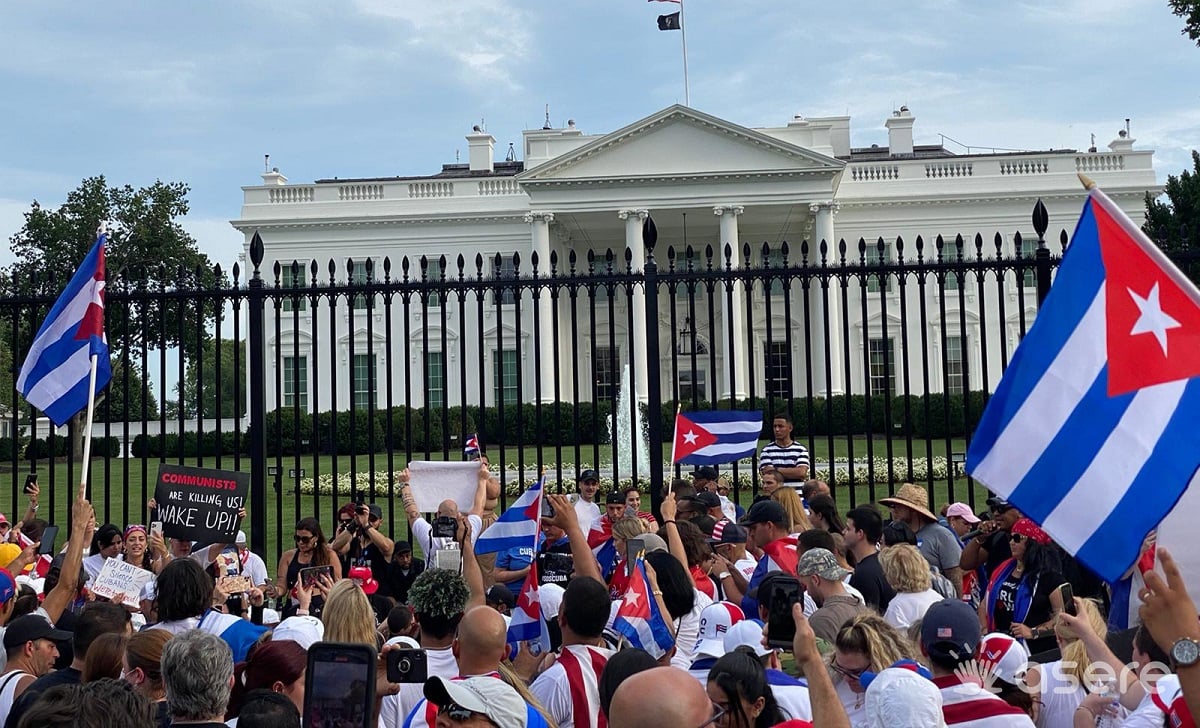 Imagen ilustrativa de cubanos reunidos en la Casa Blanca. (Foto © Asere Noticias)