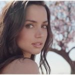 Ana de Armas es embajadora global de las marcas Estée Lauder y Louis Vuitton, pero esto podría cambiar con suficiente presión. (Captura de pantalla © Estée Lauder UK- YouTube)