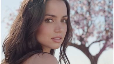 Ana de Armas es embajadora global de las marcas Estée Lauder y Louis Vuitton, pero esto podría cambiar con suficiente presión. (Captura de pantalla © Estée Lauder UK- YouTube)