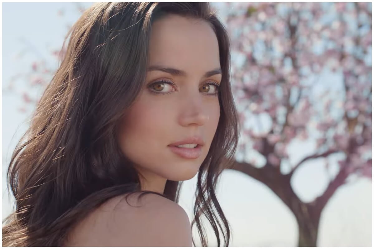 Ana de Armas es embajadora global de las marcas Estée Lauder y Louis Vuitton, pero esto podría cambiar con suficiente presión. (Captura de pantalla © Estée Lauder UK- YouTube)