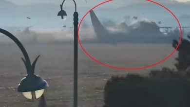 Momento en el que la aeronave impactó con uno de los costados del aeropuerto. (Captura de pantalla © Rosa Lilia Torres- Noticias-Twitter)