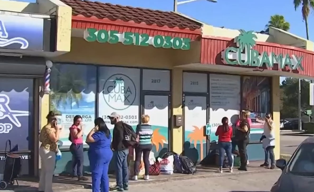 Las agencias de envíos se están abarrotando en estas fechas. (Captura de pantalla © Telemundo 51 Miami-YouTube)