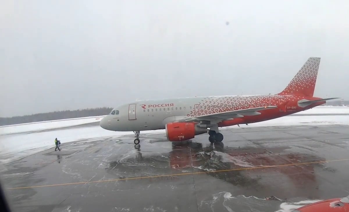 Avión de la aerolínea Rossiya. (Captura de pantalla © Noel Philips-YouTube)