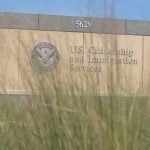 Imagen ilustrativa de un centro de USCIS en EEUU. (Captura de pantalla © Telemundo 51-Web)