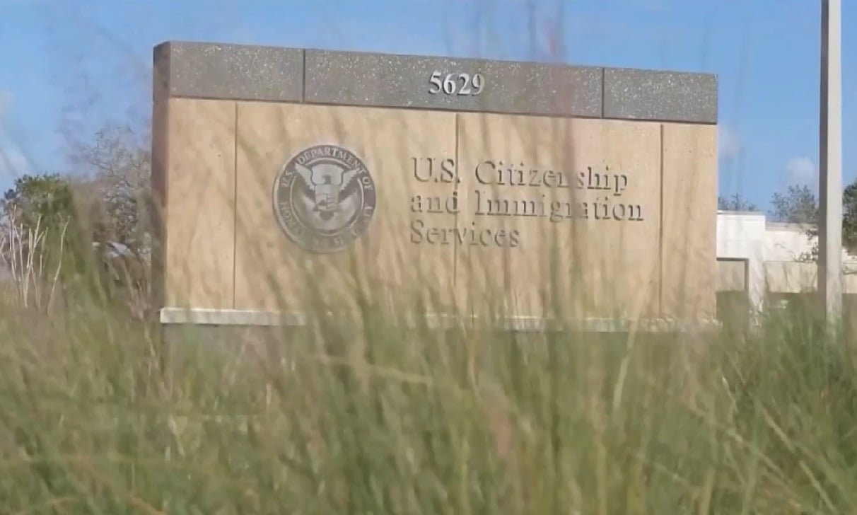 Imagen ilustrativa de un centro de USCIS en EEUU. (Captura de pantalla © Telemundo 51-Web)