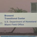 Centro de detención de Broward, donde el cubano está siendo retenido. (Captura de pantalla © Telemundo 51)