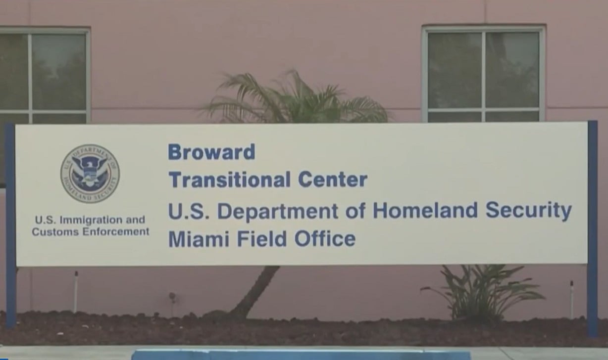 Centro de detención de Broward, donde el cubano está siendo retenido. (Captura de pantalla © Telemundo 51)