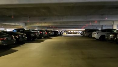 Estacionamiento del aeropuerto DFW en Texas donde ocurrieron varios de estos robos. (Captura de pantalla © WFAA-YouTube)