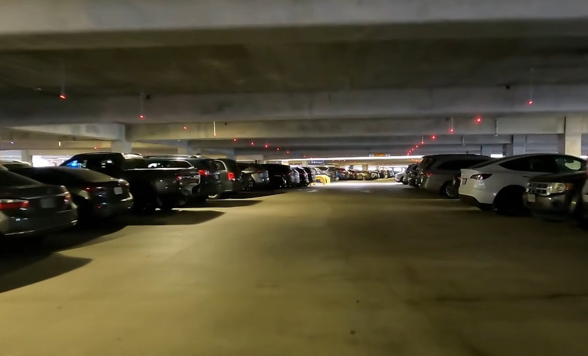 Estacionamiento del aeropuerto DFW en Texas donde ocurrieron varios de estos robos. (Captura de pantalla © WFAA-YouTube)